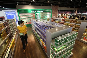 Consumers choose to buy drinks at Winmart supermarket in Cau Giay district, Hanoi