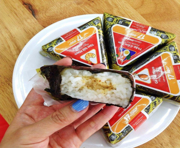 Convenience store rice balls are fast food that are very popular with young people