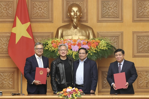 Prime Minister (Pham Minh Chinh) and NVIDIA founder and CEO (Jensen Huang) bear witness to the signing of the agreement in Hanoi