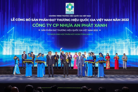 AnEco biodegradable plastic bag product of An Phat Holdings Group is recognized as Vietnam National Brand in 2022