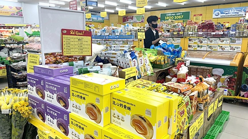 Chinese cakes on display at a store in Thu Duc City, a district-level unit in Ho Chi Minh City