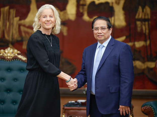 Vietnamese Prime Minister Meets with Chairwoman of SYRE Group