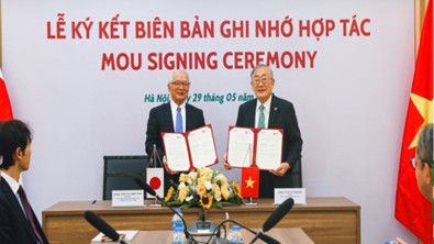 MOU Signing Ceremony between Vietnam Japan University and