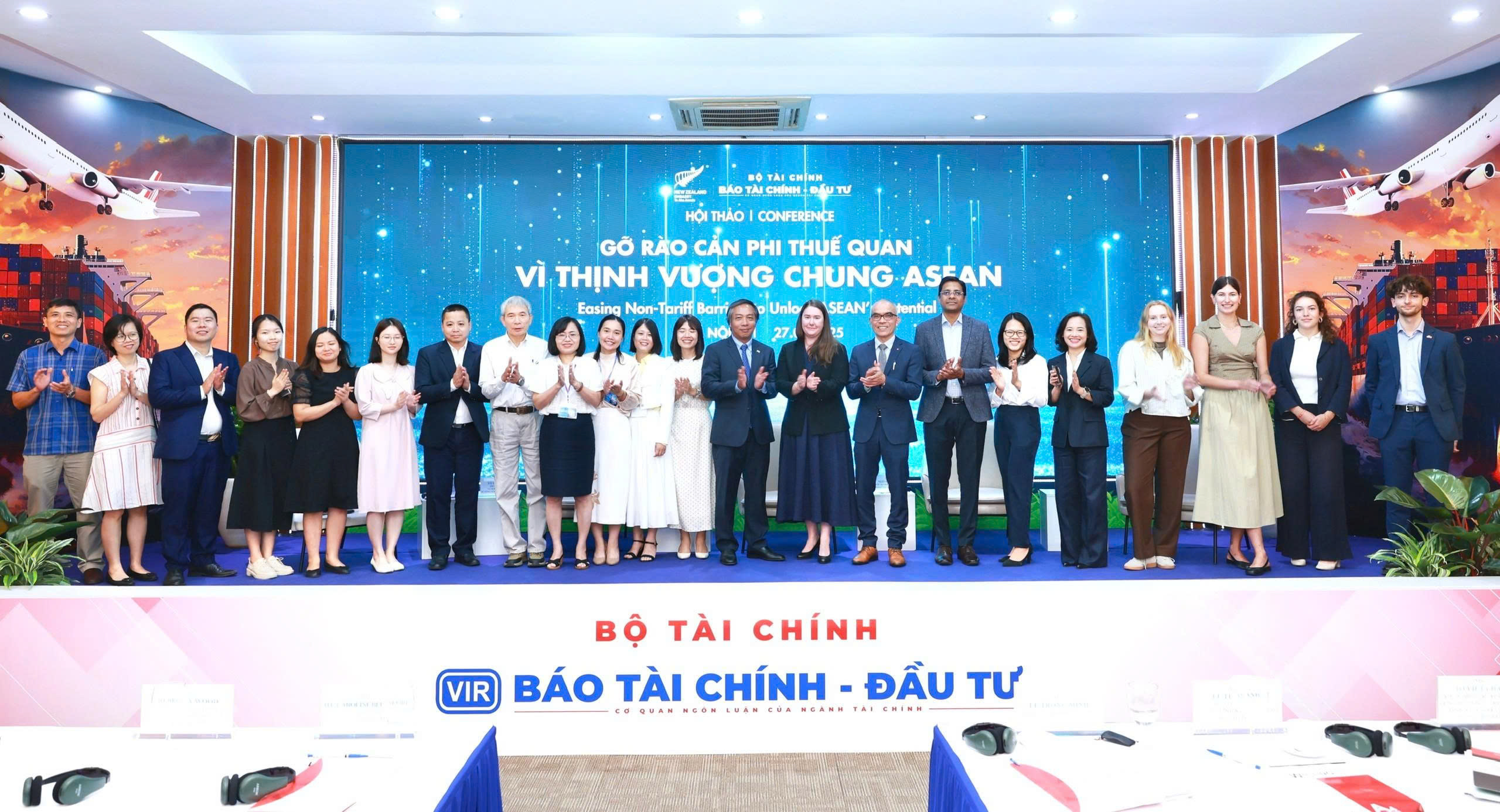 B&Company representatives and delegates at VIR seminar