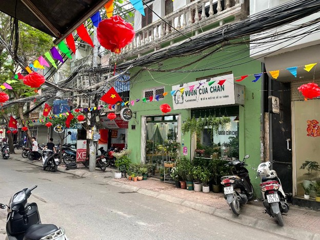 A plant store opened in an alley of Hanoi