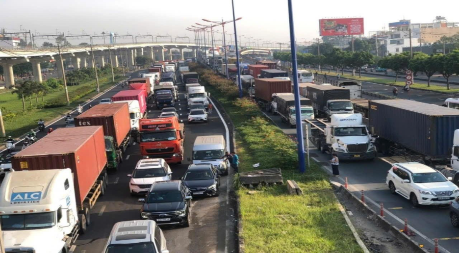 Overloaded logistic infrastructure in Vietnam