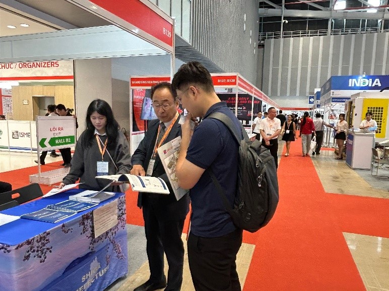 Tokuden introducing their products to partners at VINAMAC