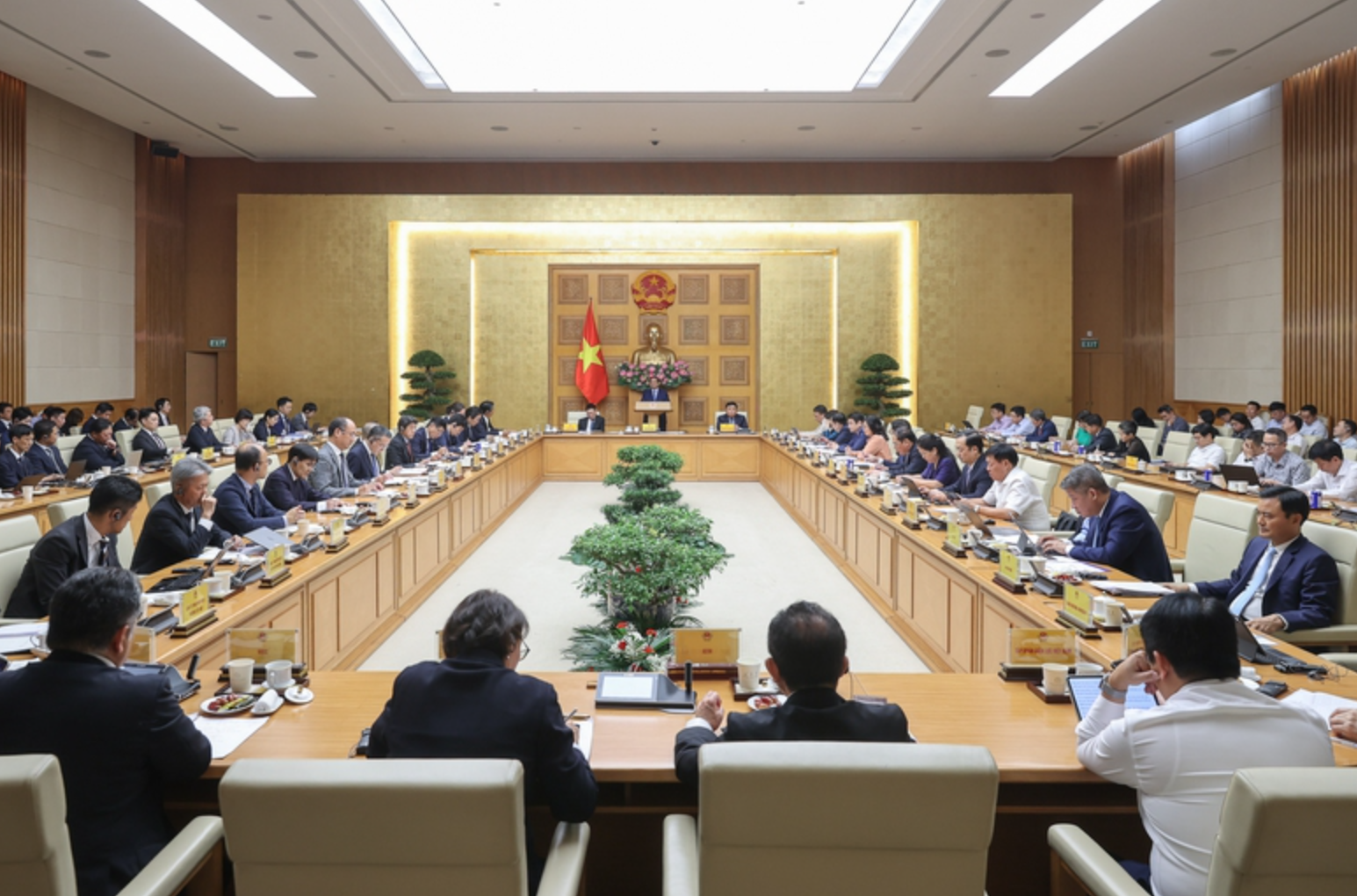 Prime Minister Pham Minh Chinh chairs a dialogue with Japanese businesses.