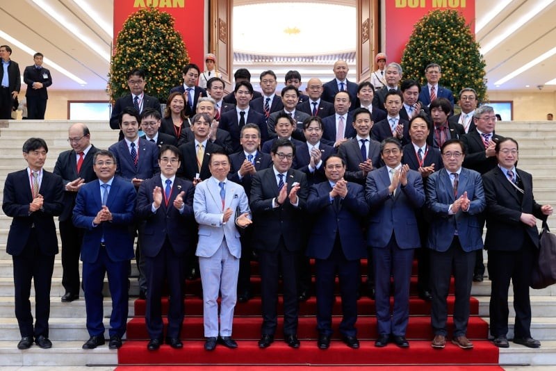 The Prime Minister poses for a commemorative photo with the delegation