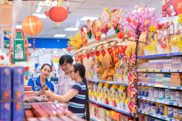 Vietnamese people shopping for Tet