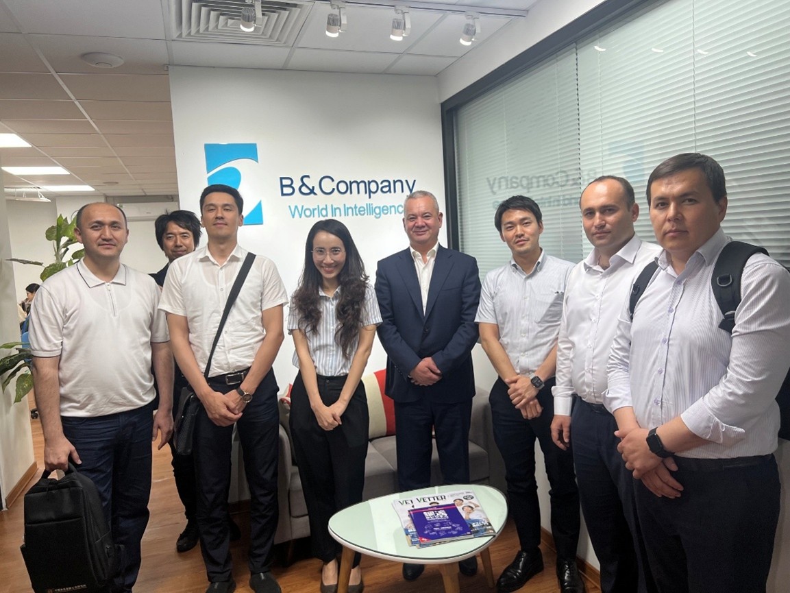 B&Company welcomed the representatives to the Hanoi office