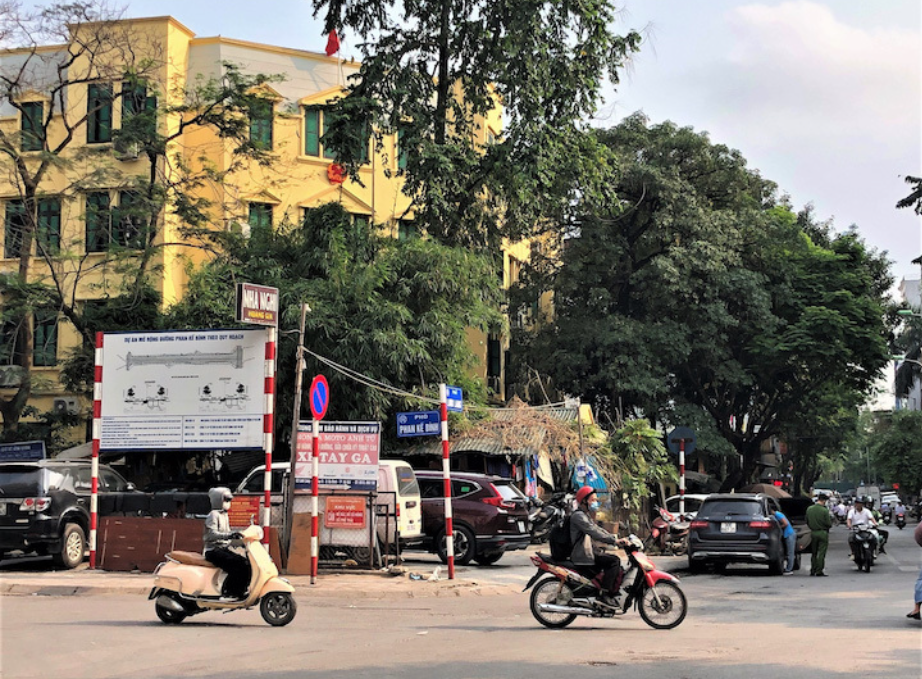Intersection of Phan Ke Binh and Linh Lang streets in Ba Dinh District, Hanoi