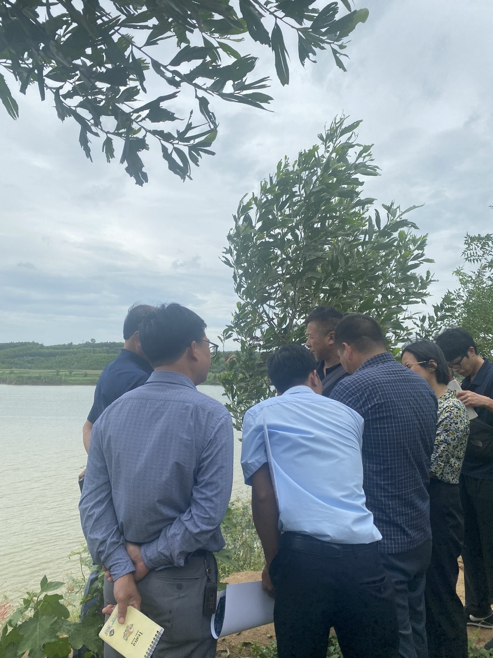 Kochi Prefecture Delegation conducts field survey on disaster prevention in Quang Tri (2)