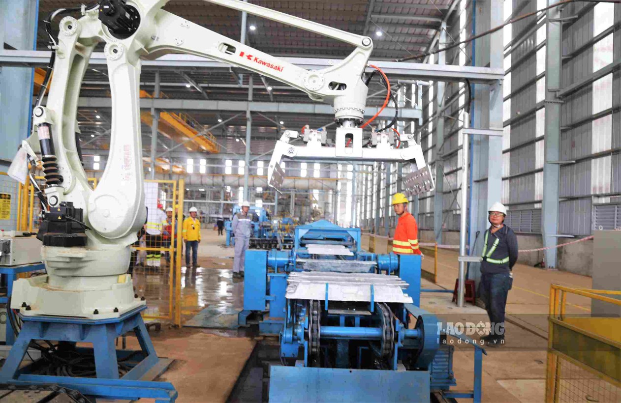 Final stage of aluminum ingot production at Tran Hong Quan Metallurgy Co., Ltd.