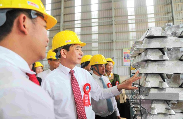 General Phan Van Giang, Politburo Member, Deputy Prime Minister and Minister of National Defense, visits the aluminum ingot production plant